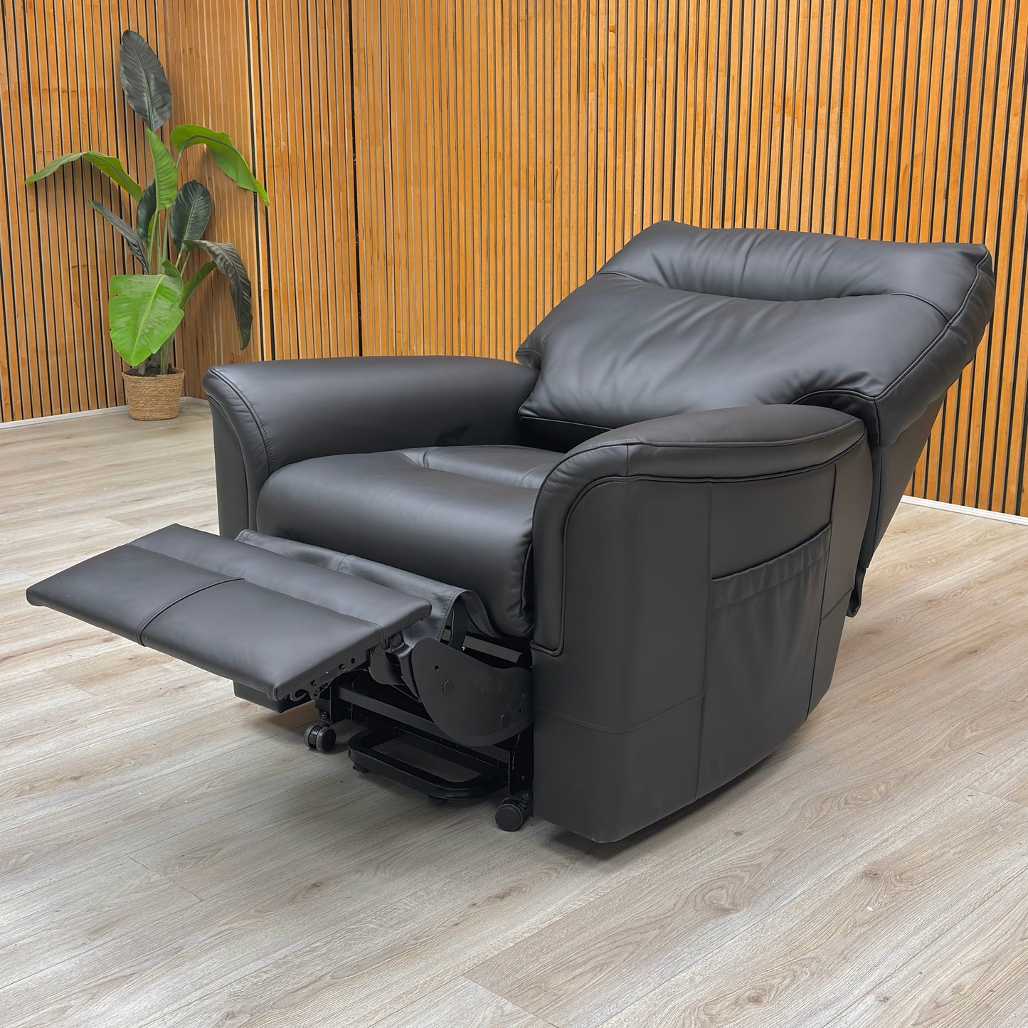 Lifestyle view of the Parker Knoll leather chair, showcasing the premium Como Black texture and the supportive, ergonomic silhouette.