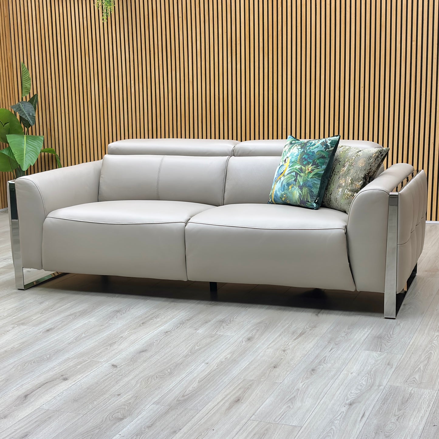 ‘Gisella’ Cat-40_08 Oyster Leather 3 Seater Sofa – view 3