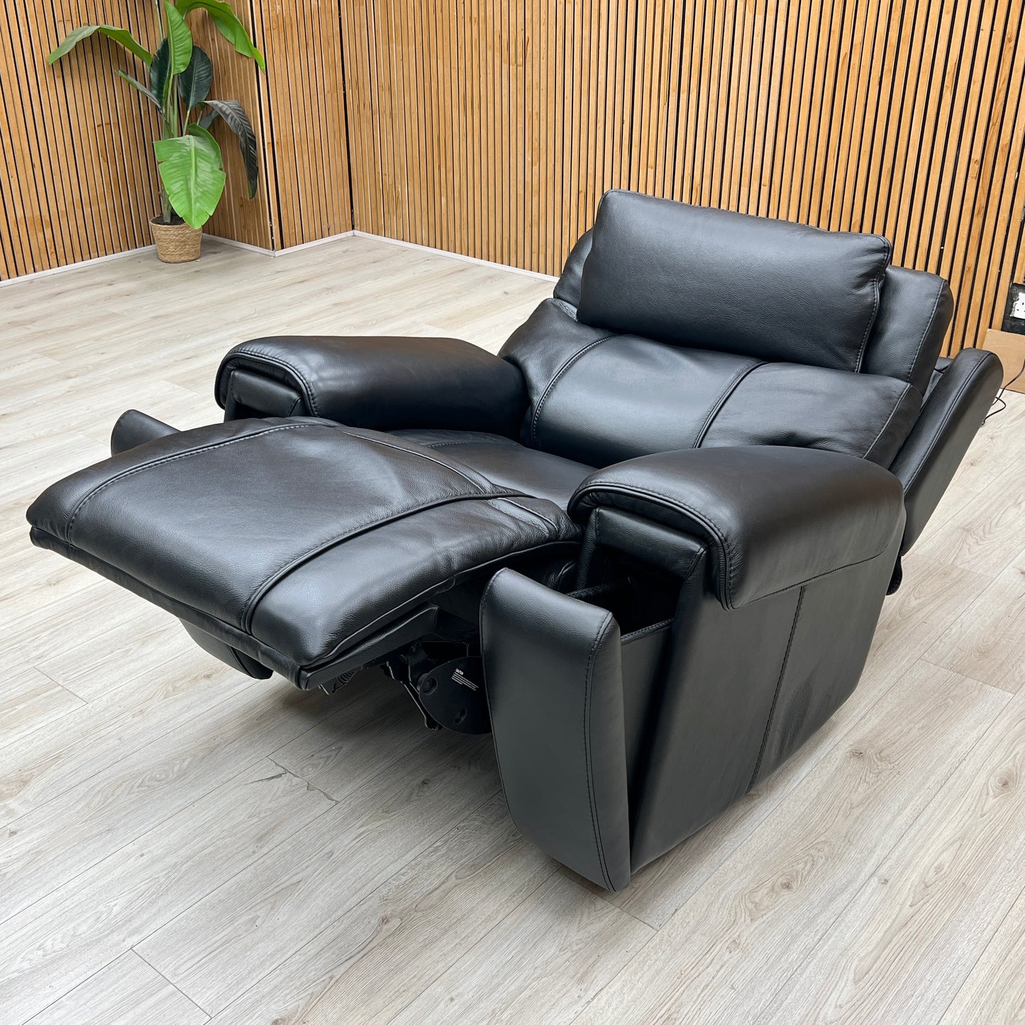 World of Leather ‘Hollywood’ Nc-023c Black Leather Power Recliner Chair with Power Headrest, Bluetooth Speakers and Storage Arms