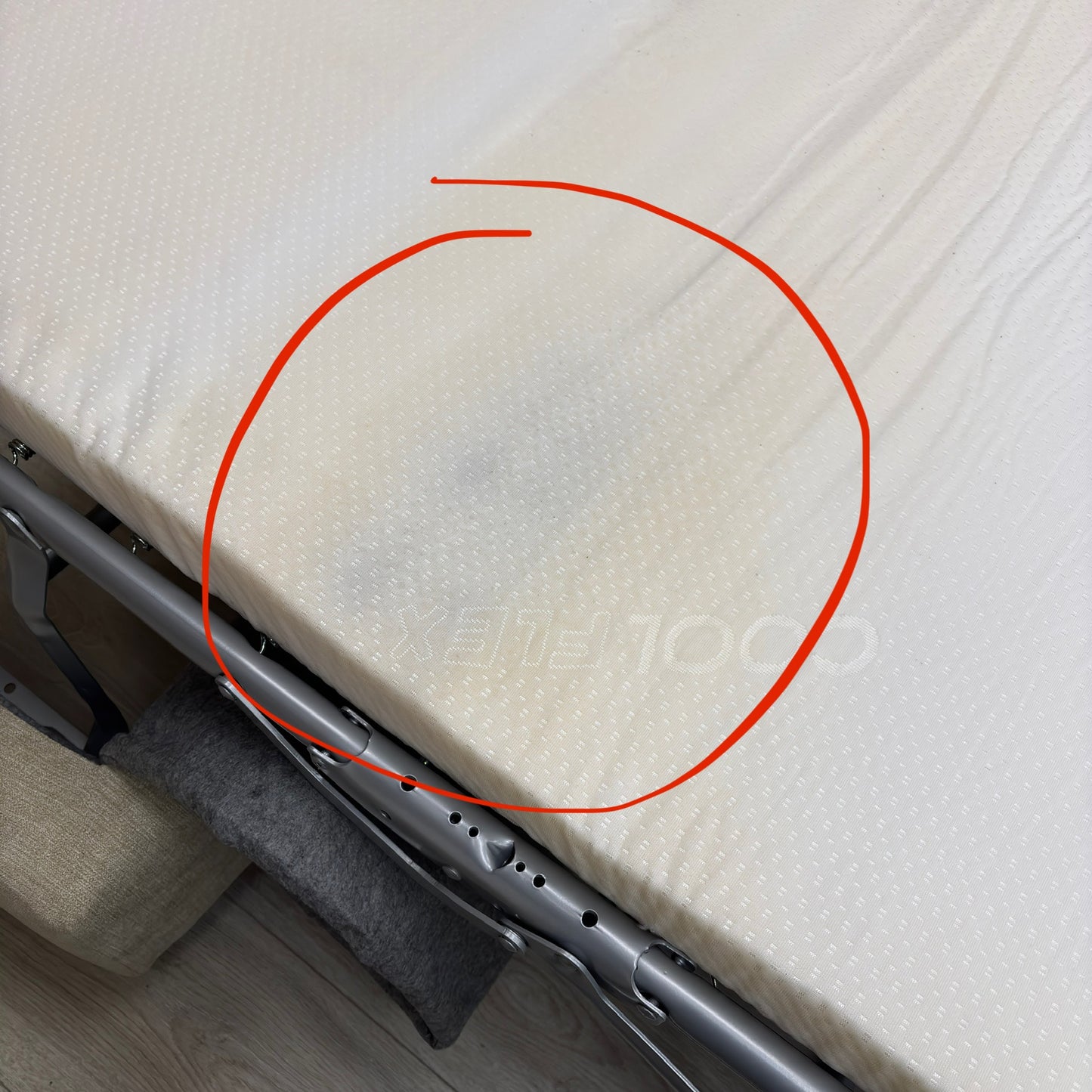 Close-up of the mattress fabric, providing transparency on the slight cosmetic marking mentioned in the description.