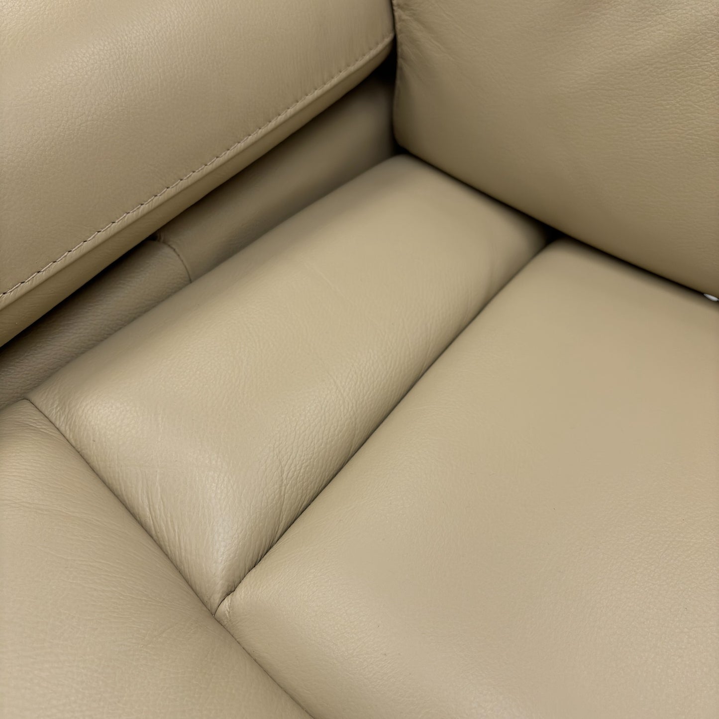 ‘Cinemax’ La-4305 Dacota Pebble Leather 3 Seater Power Recliner Sofa with Power Headrests and Media Arms