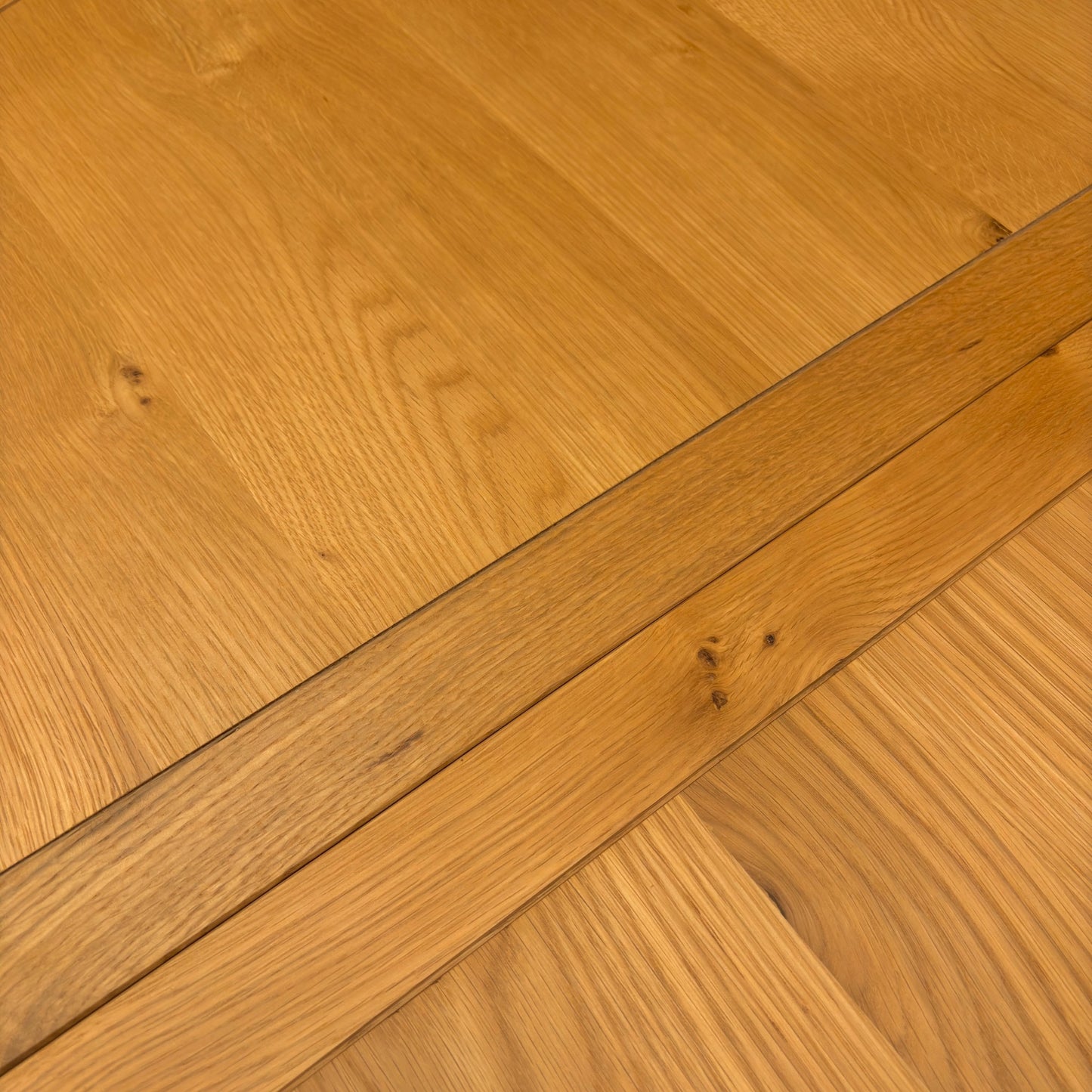 Furnitureland ‘Augusta’ Solid Oak 110cm Round Extending Dining Table with Wooden Legs