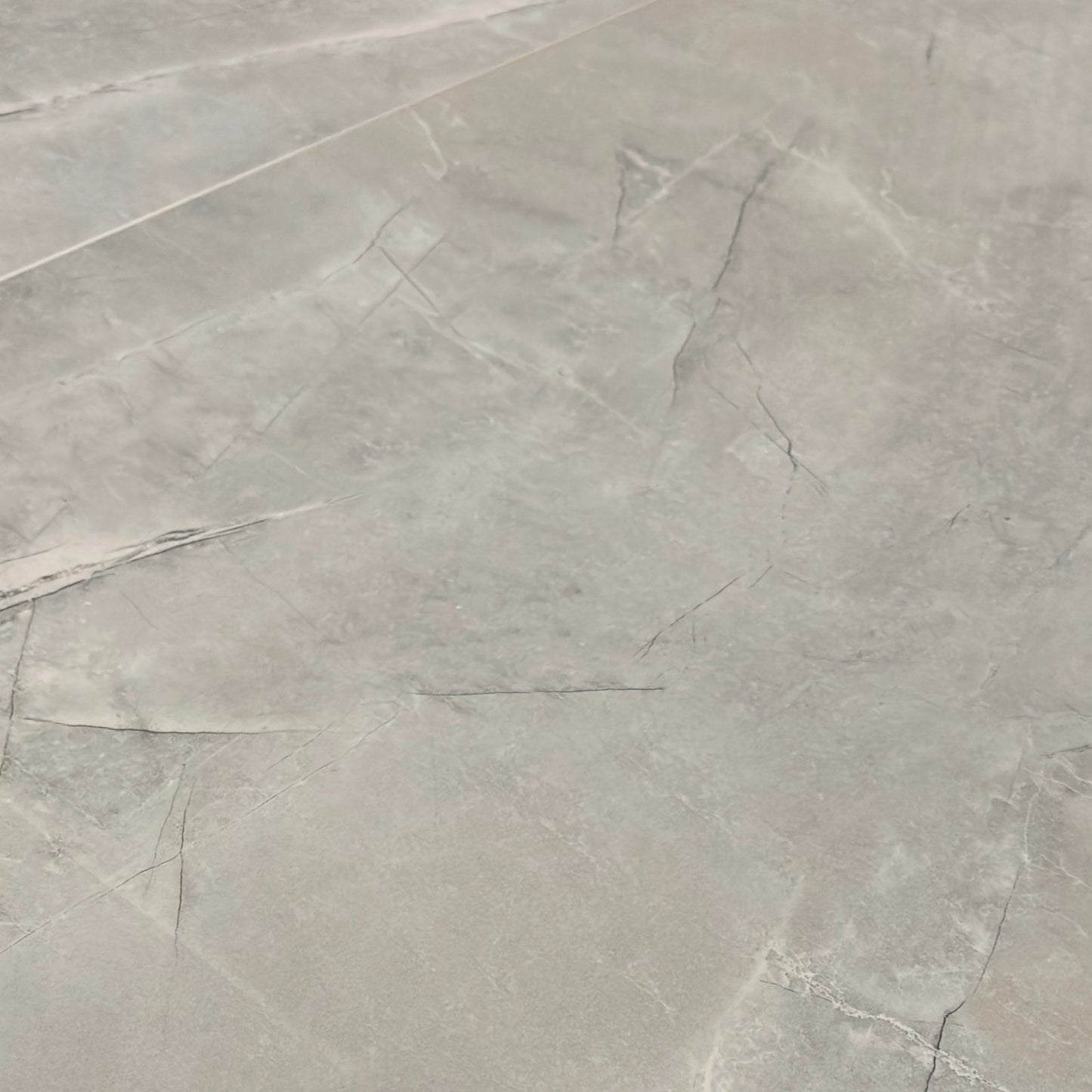 Close-up of a rounded corner of the ceramic tabletop, highlighting the thickness and polish of the Grigio table.