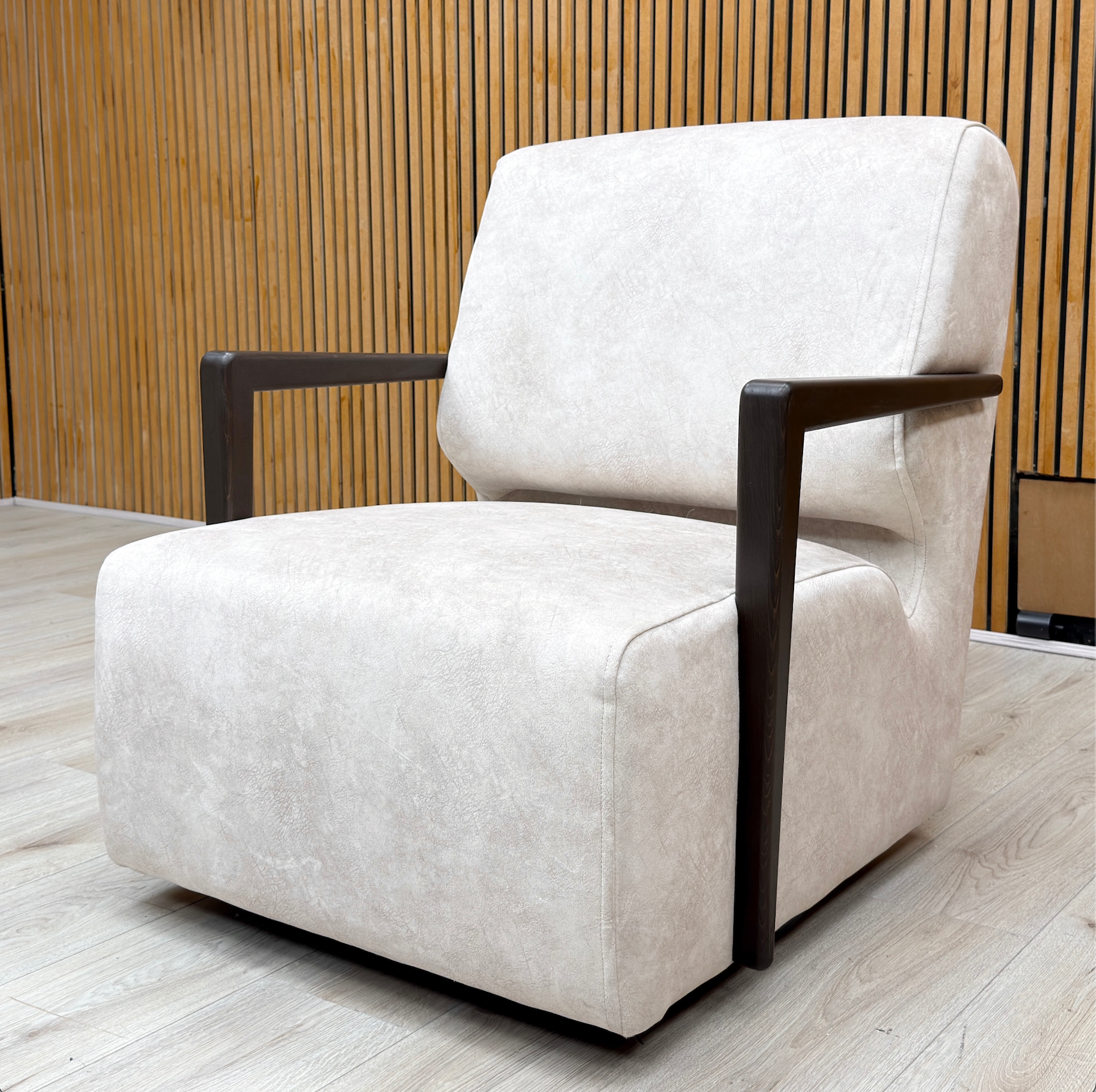 ‘Aura’ Kenzo Cream Dw Swivel Chair - product photo 2