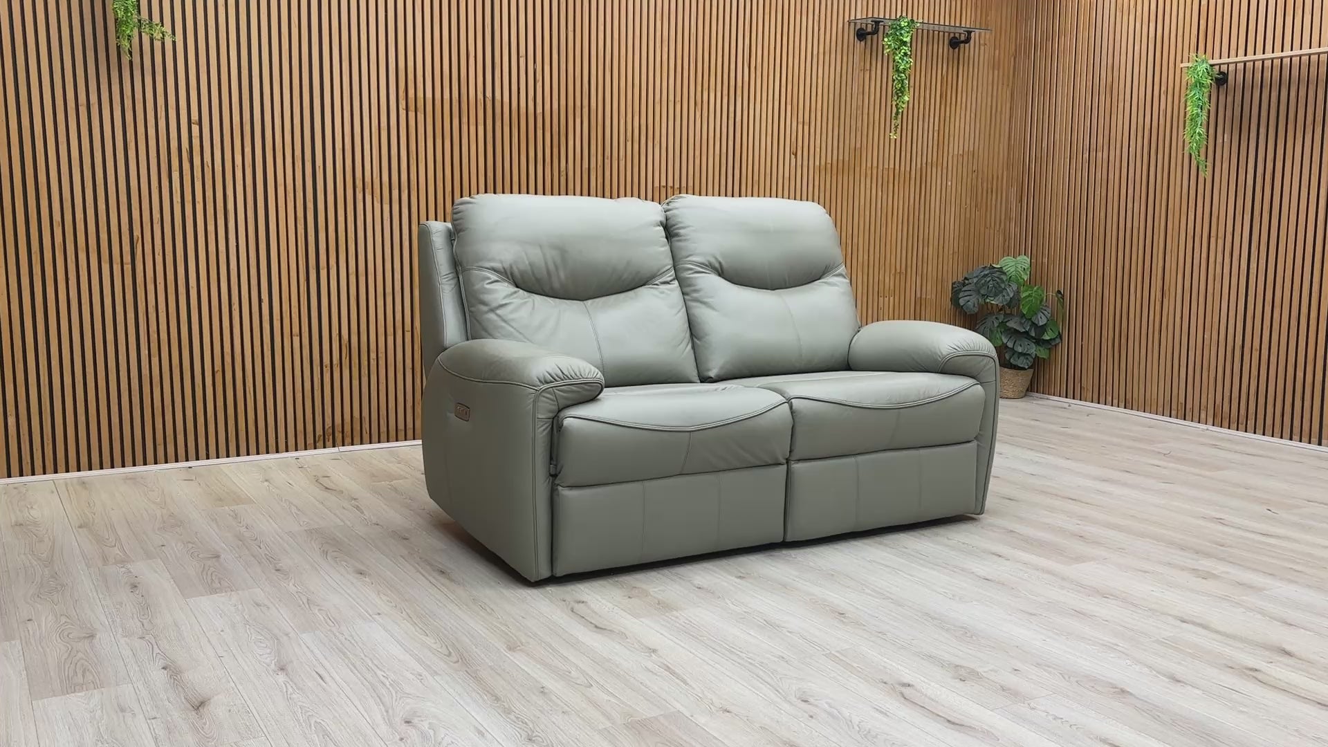 Video demonstrating the smooth power reclining action and independent headrest movement of the Amesbury sofa.