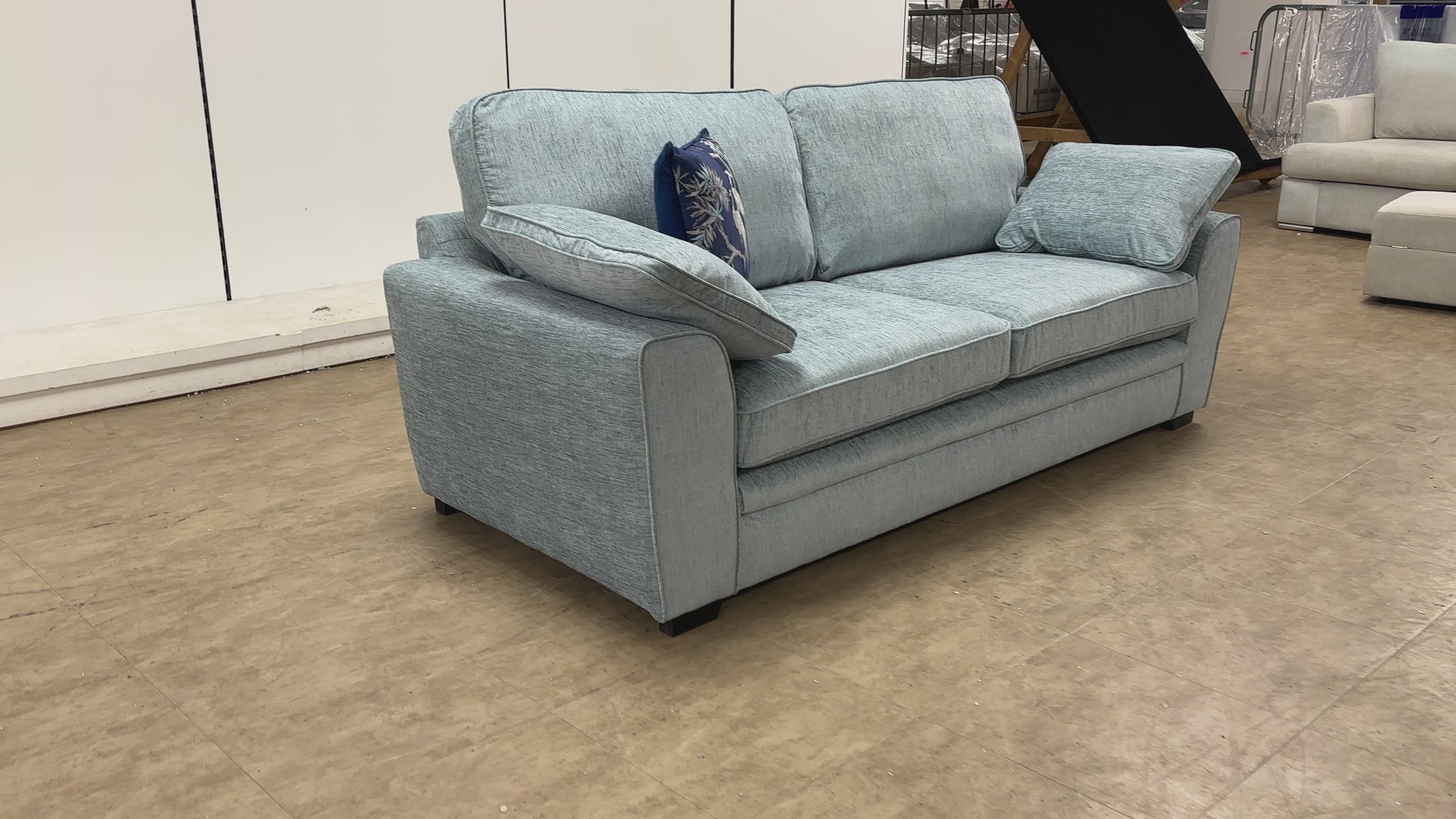 Video demonstration of the Chalfont 4-seater sofa, highlighting the fabric texture and the comfort of the deep-filled cushions.