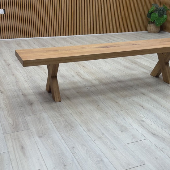 Video tour of the Bodahl ‘Njord’ 06 bench, showing the natural grain detail of the Old Bassano oak and the stability of the wooden legs.