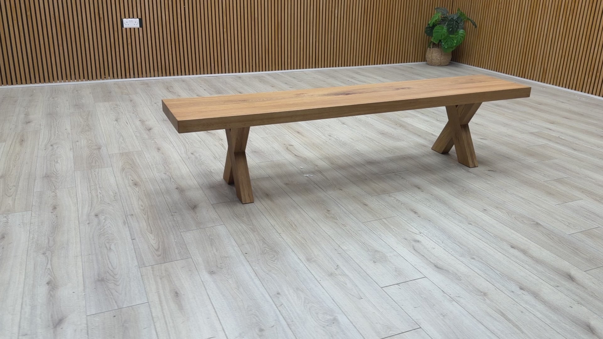 Video tour of the Bodahl ‘Njord’ 06 bench, showing the natural grain detail of the Old Bassano oak and the stability of the wooden legs.