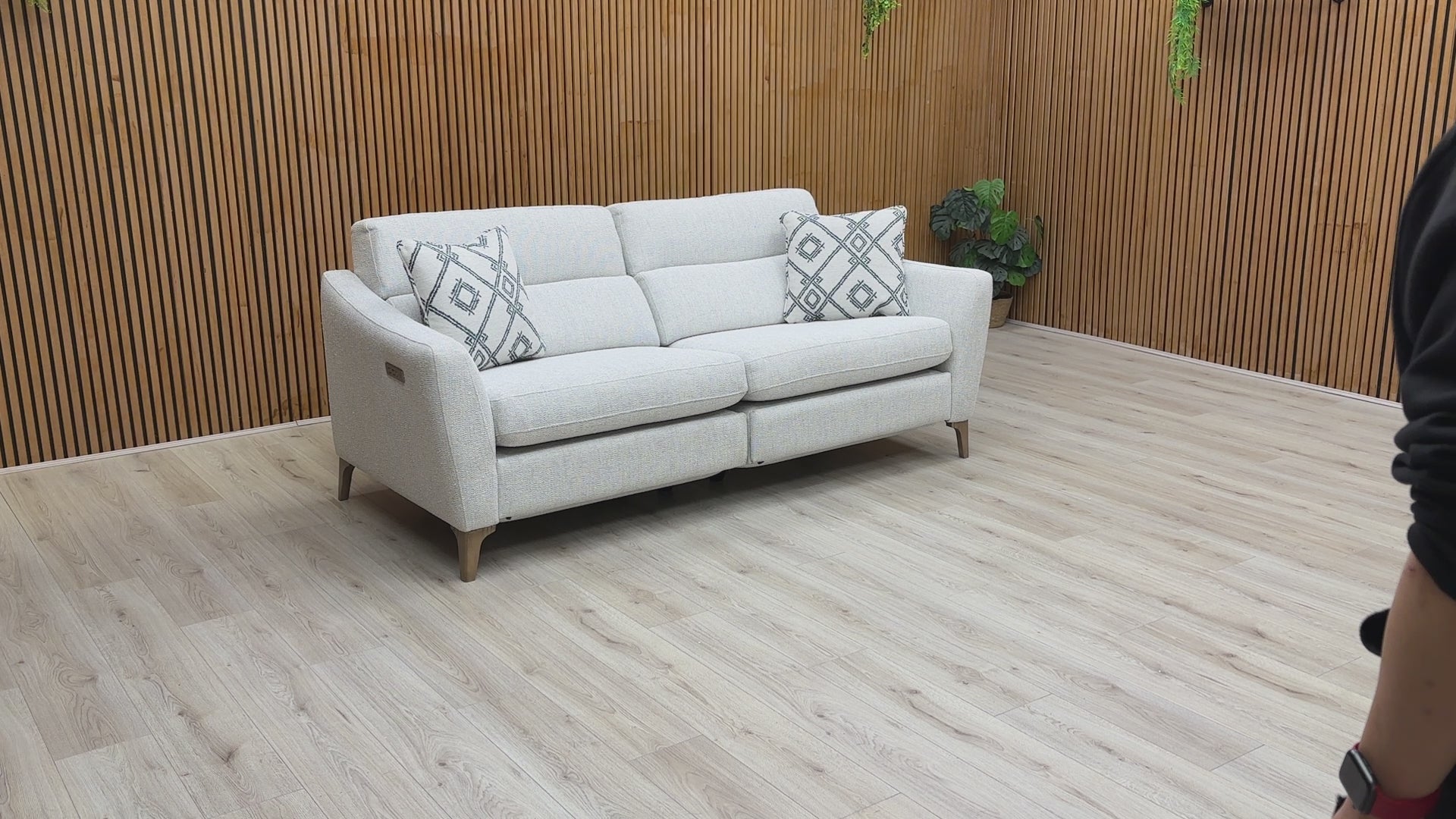 Video showcasing the Power Recliner function and Power Telescopic Headrests of the Moderna sofa.