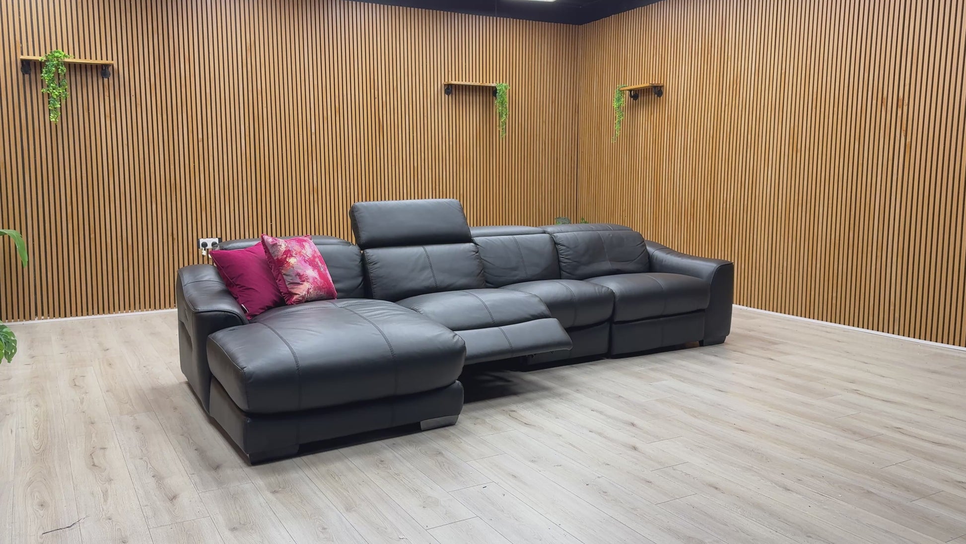 Video demonstrating the dual power reclining mechanism and adjustable headrest functionality of the ‘Xavier’ sofa.