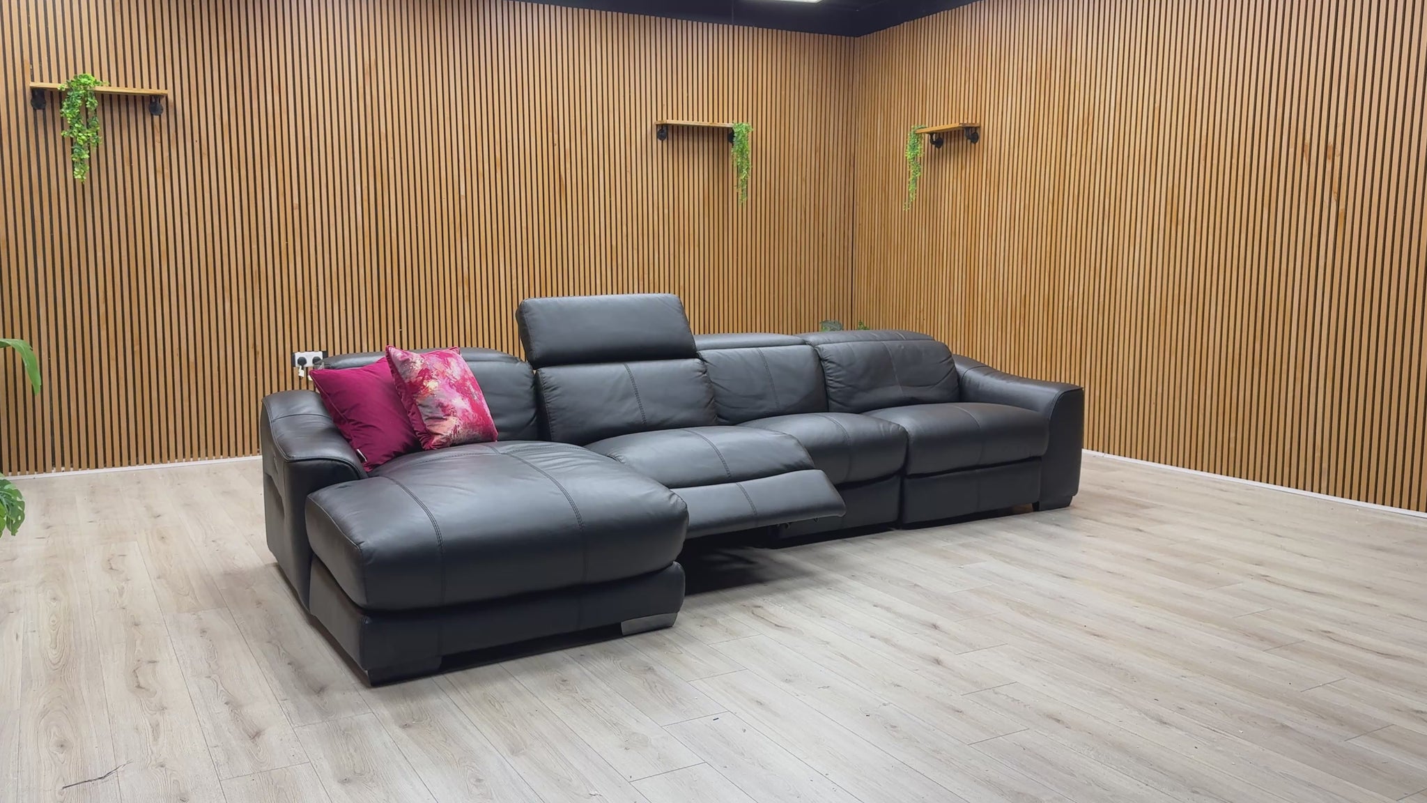 Video demonstrating the dual power reclining mechanism and adjustable headrest functionality of the ‘Xavier’ sofa.