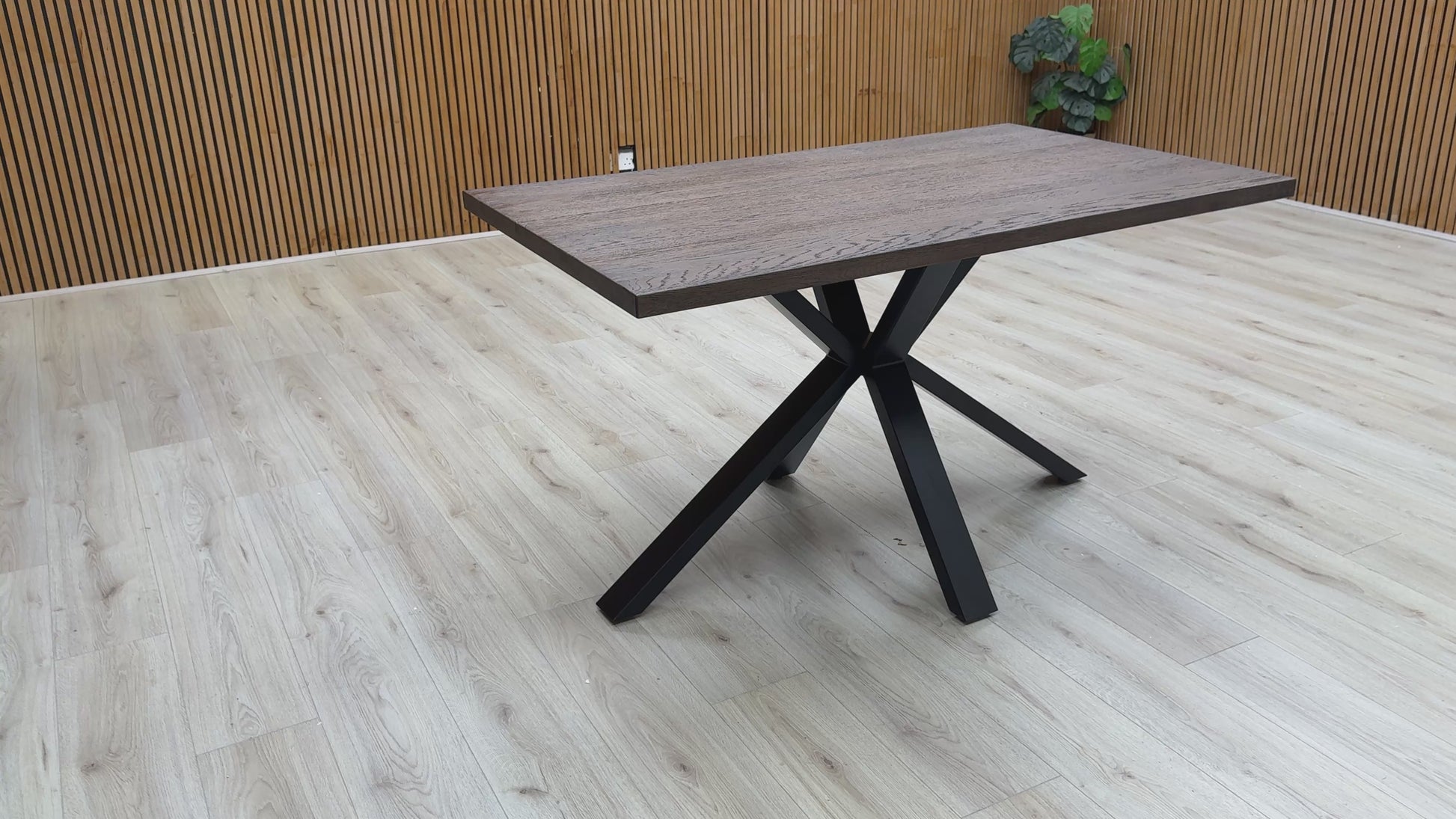 Video detailing the structure and dark finish of the 'Mars' Dining Table.