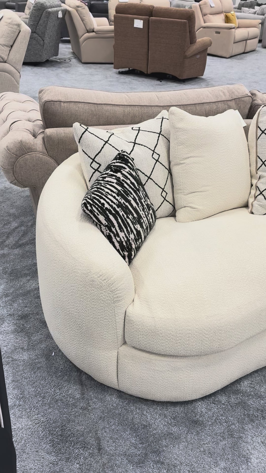 Video showcase of the ‘Bow’ 4-seater sofa, highlighting the 360-degree design and fabric texture.