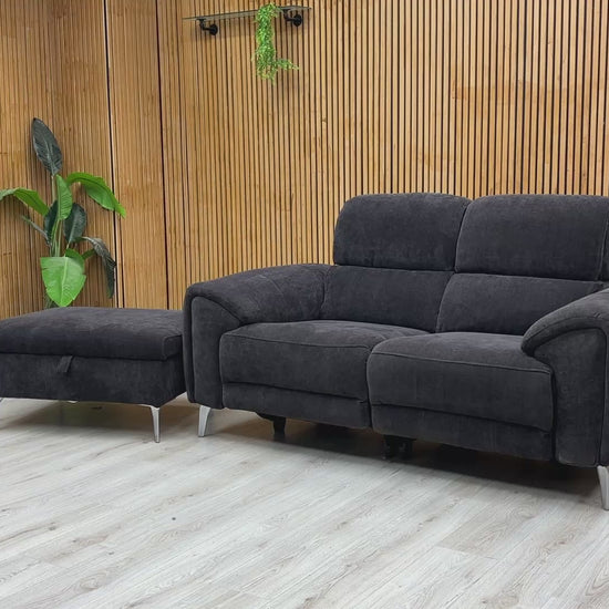 Video demonstration of the ‘Vino’ sofa’s power reclining mechanism, power headrests, and built-in USB charging port.