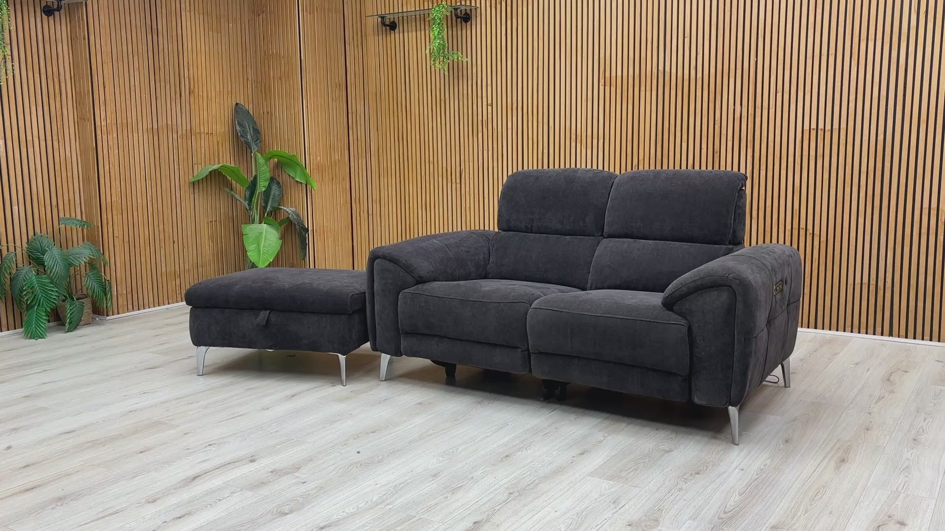 Video demonstration of the ‘Vino’ sofa’s power reclining mechanism, power headrests, and built-in USB charging port.
