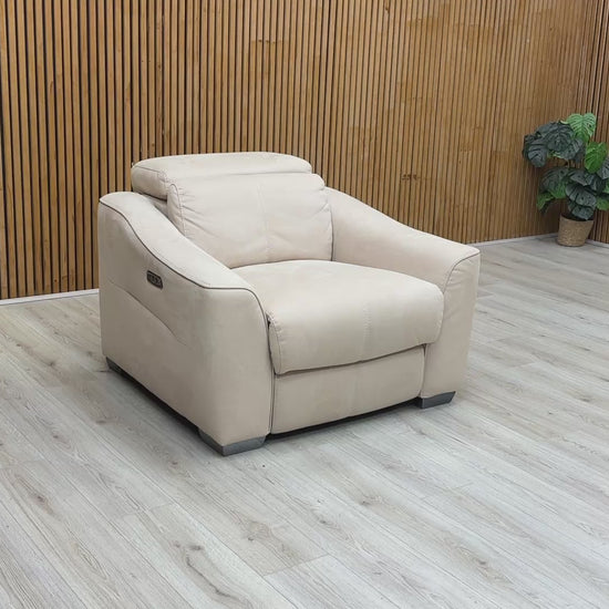 Video tour of the World of Leather ‘Xavier’ chair, demonstrating the smooth power reclining mechanism and adjustable power headrests.