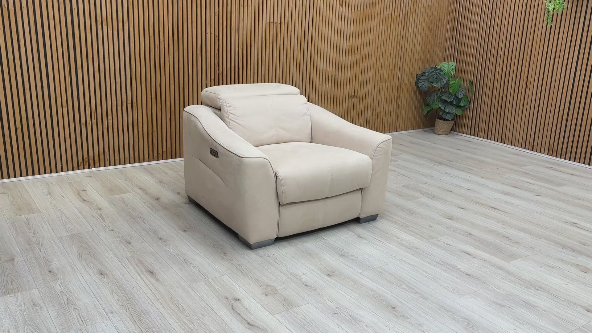 Video tour of the World of Leather ‘Xavier’ chair, demonstrating the smooth power reclining mechanism and adjustable power headrests.