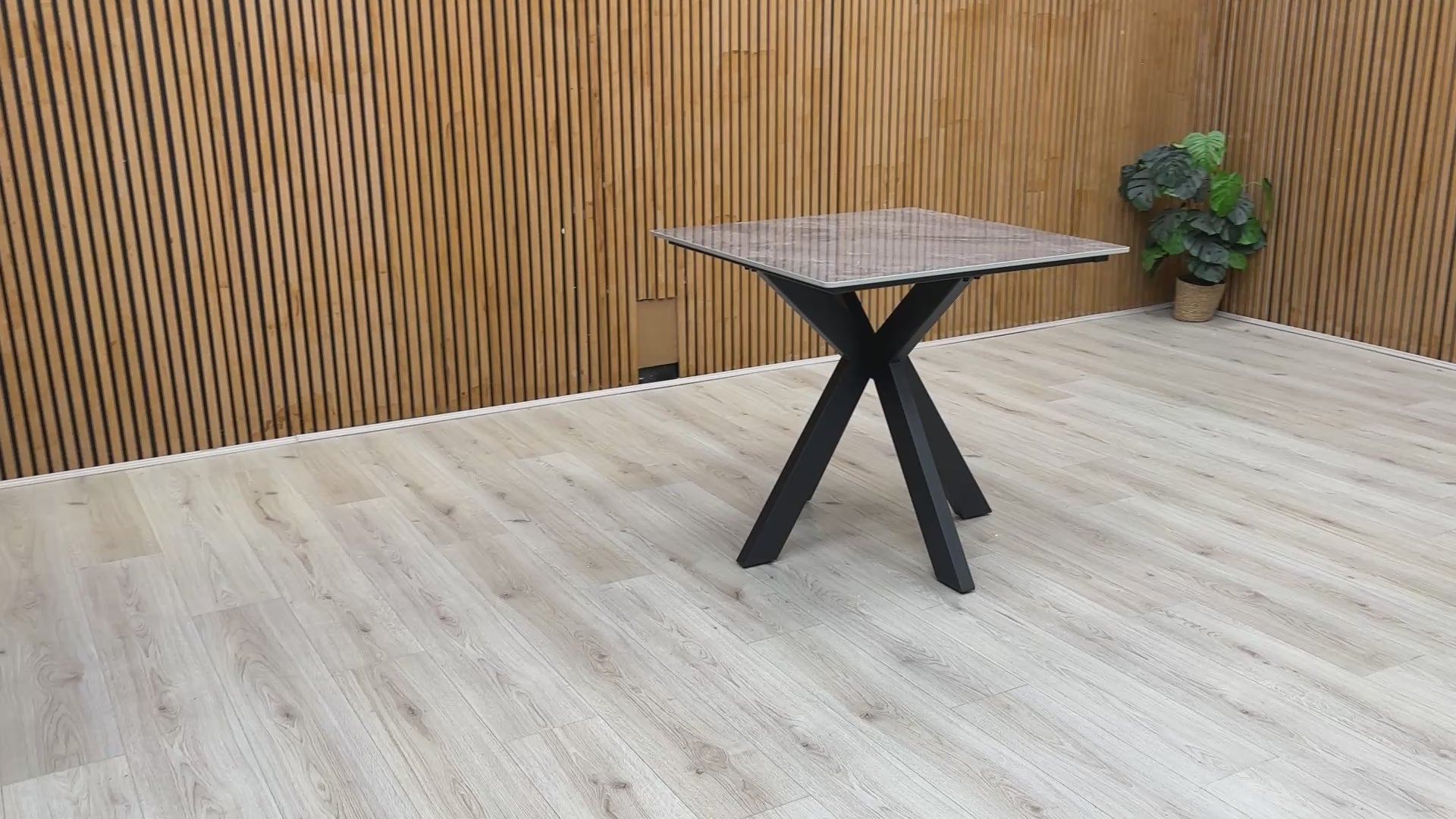 Video demonstration of the 'Kyoto' square table, showing the surface quality and sturdy fixed-frame construction.