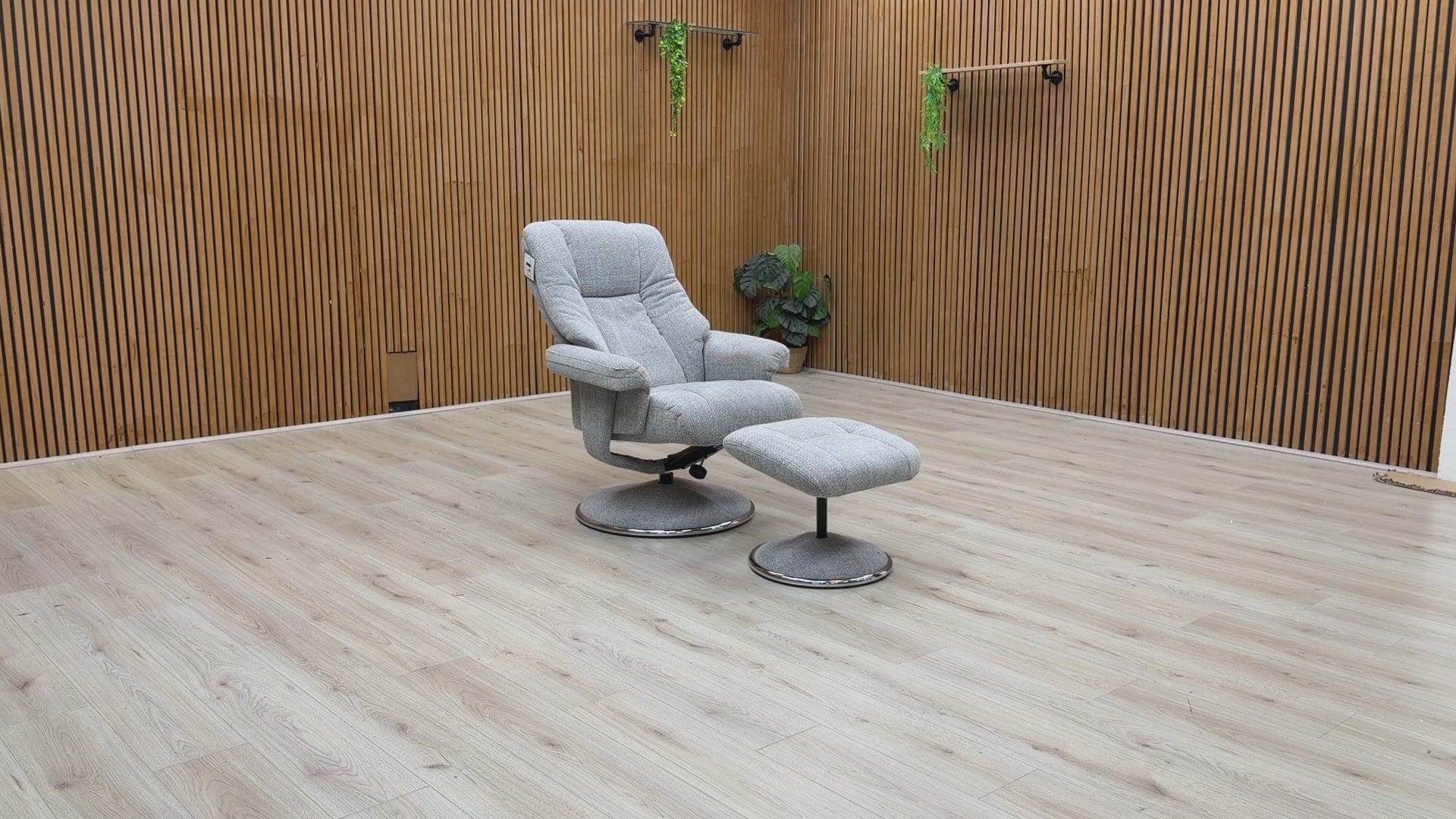 Demonstration of the 360-degree swivel function and smooth manual reclining mechanism.