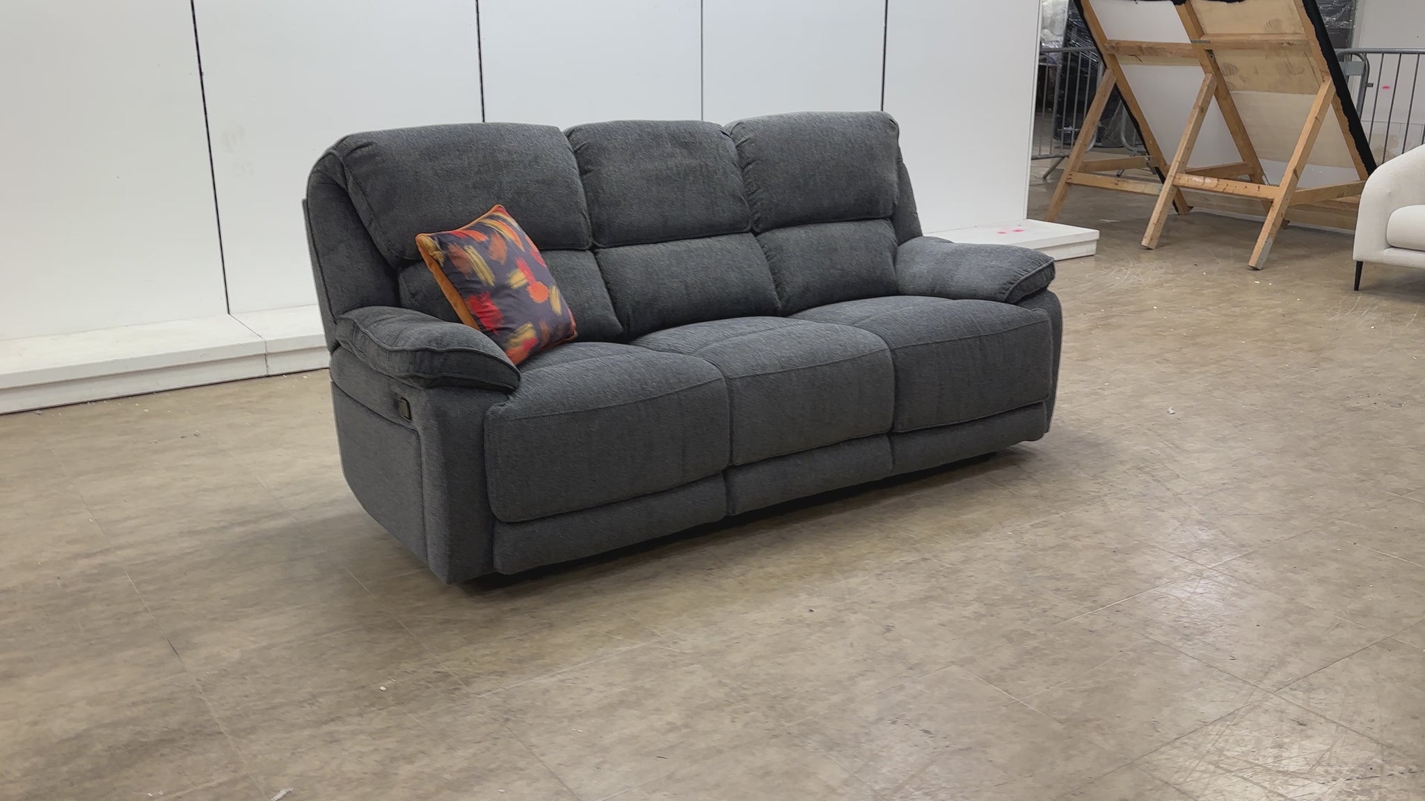 Video demonstration of the manual reclining mechanism and center console storage on the Costa sofa.