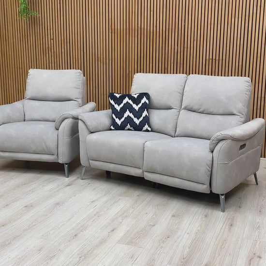 Video demonstrating the smooth motorized reclining mechanism of the ‘Daytona’ velvet seats and headrests.