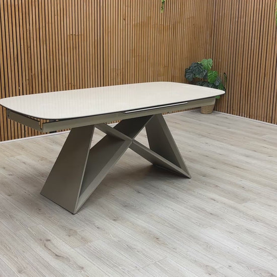 Video preview demonstrating the quick and safe pop-up extension mechanism of the dining table.