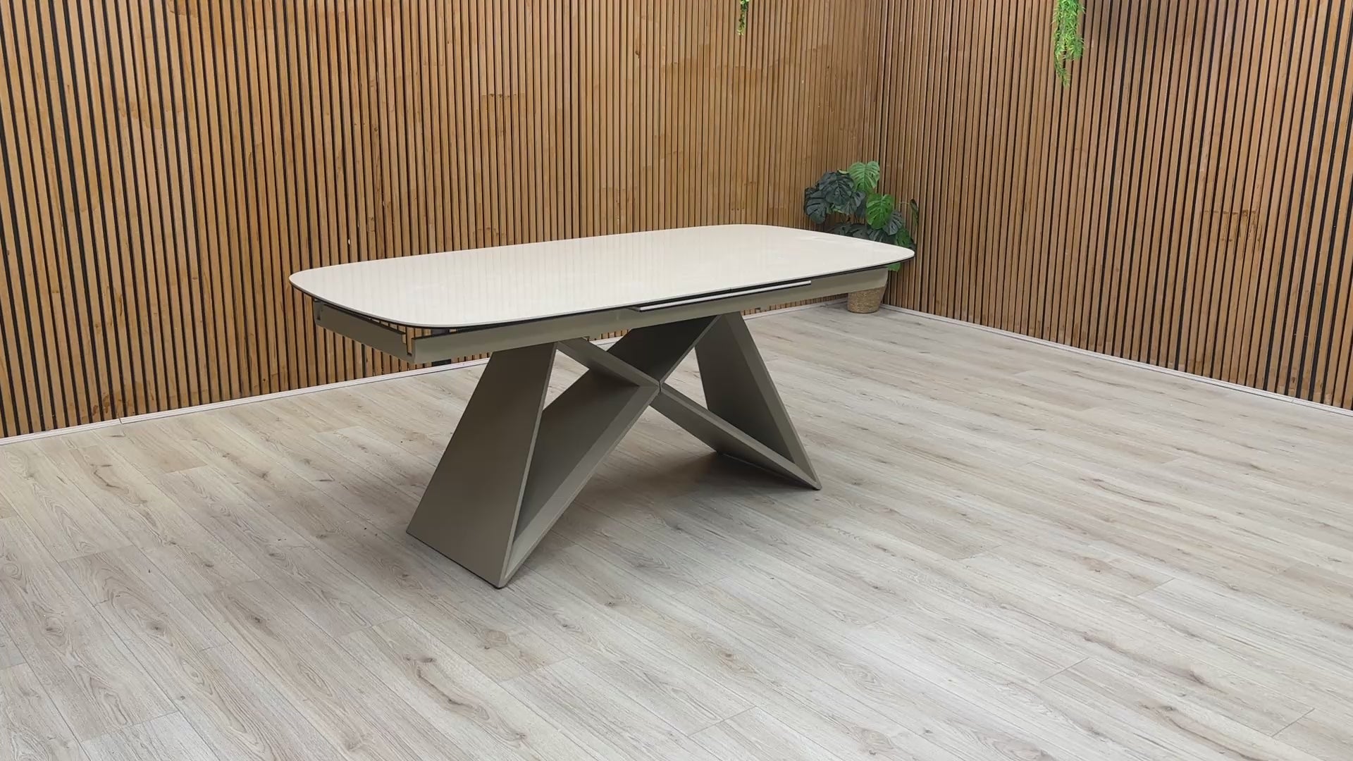 Video preview demonstrating the quick and safe pop-up extension mechanism of the dining table.