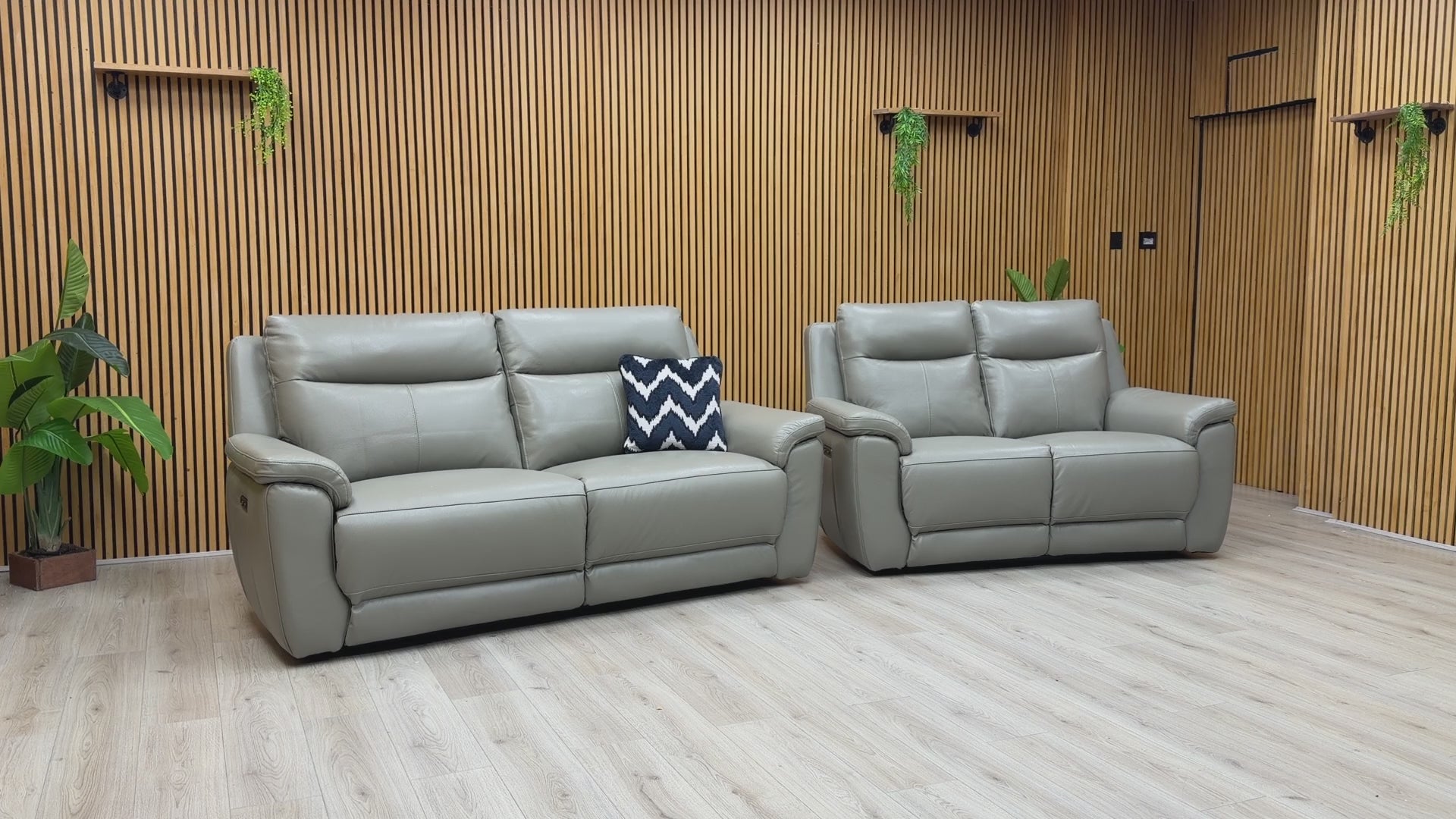 Product demonstration of the ‘Bobby Cat’ elephant grey leather set, showing the smooth motorized reclining action and independent headrest adjustment.