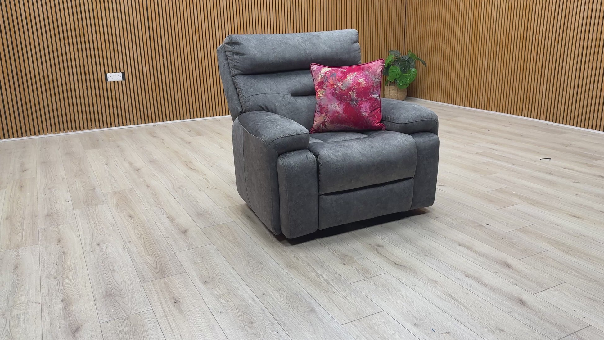 Video tour showcasing the velvet texture and deep-seated comfort of the ‘Cinemax’ chair.