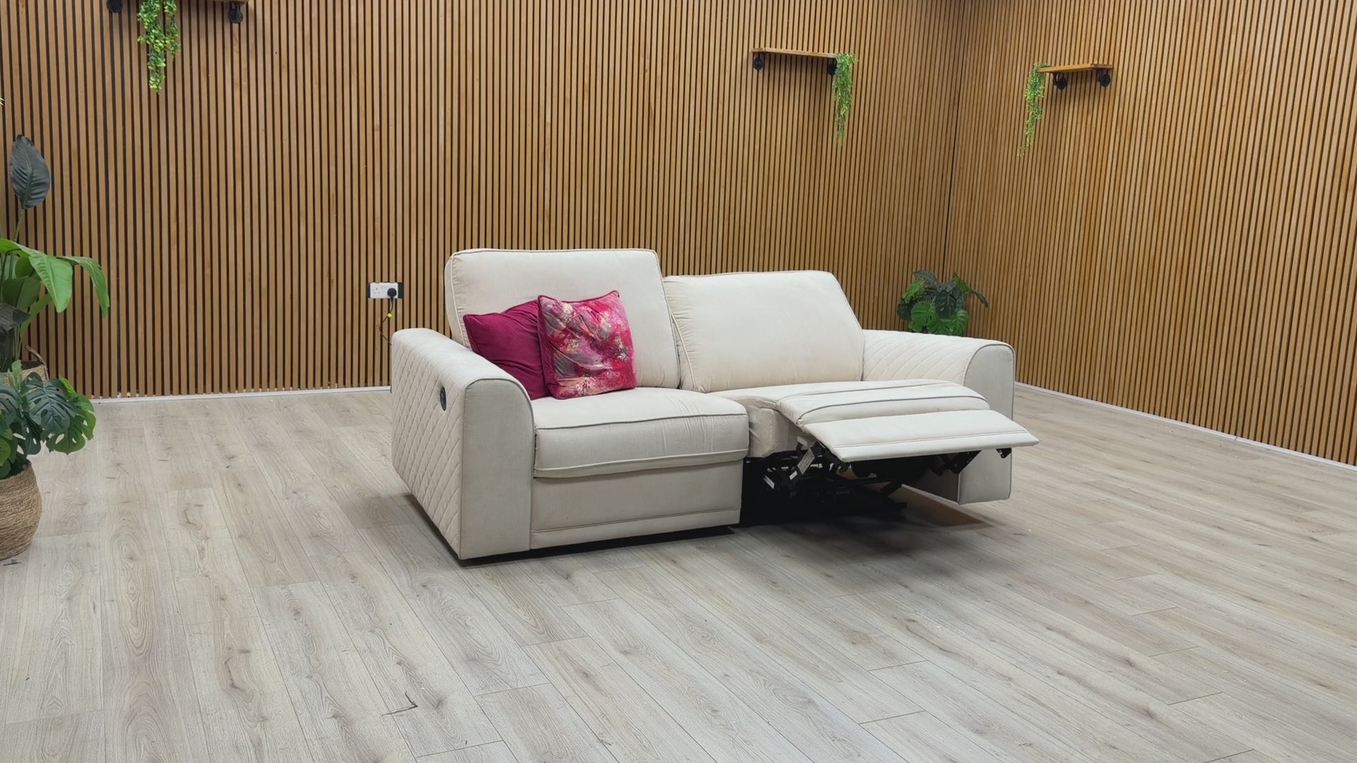 Video demonstration of the smooth motorised power recliner mechanism on the ‘Orka’ 3-seater cream fabric sofa.