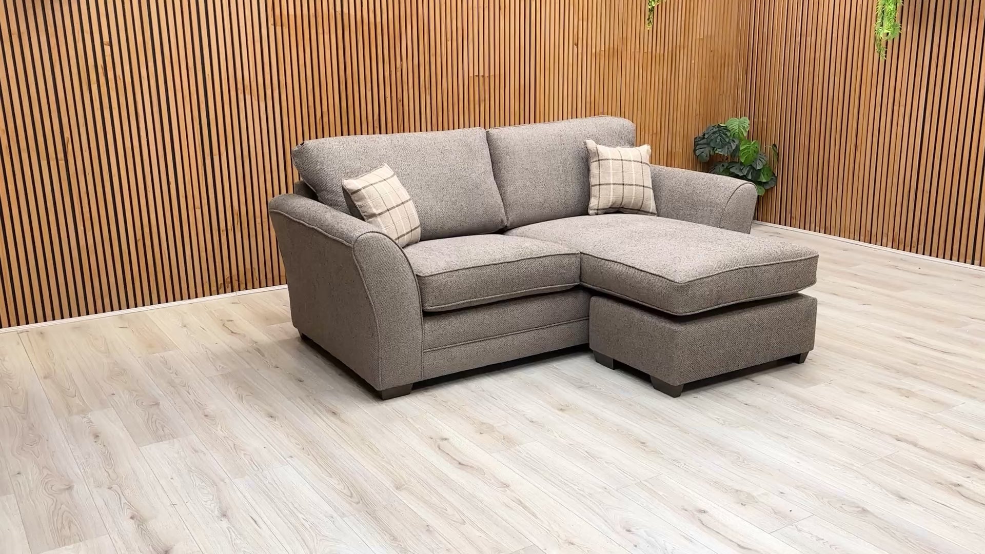 Video showcasing the reversible chaise and Sultan Brown woven fabric of the ‘Amelia’ Sofa.