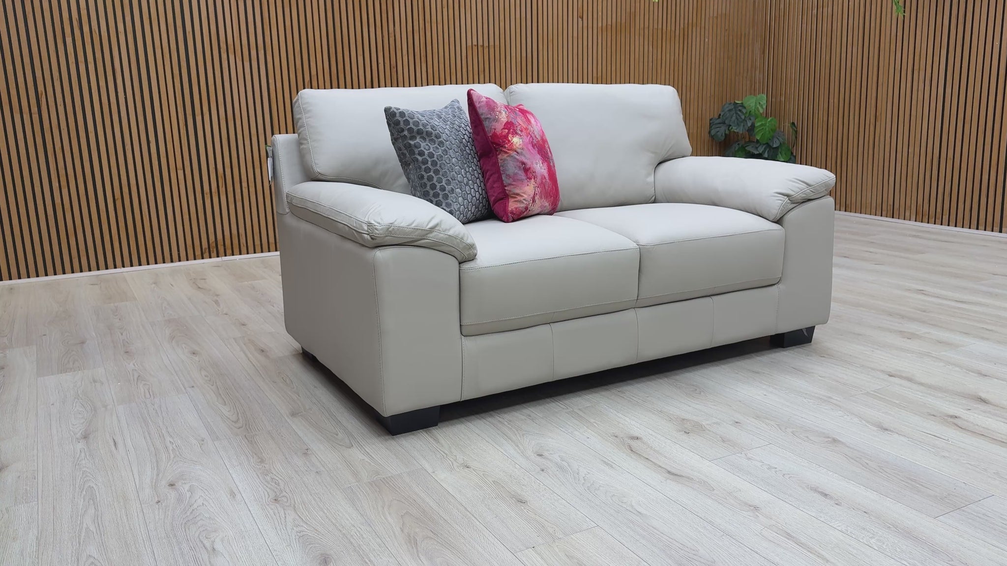 Video showing a detailed close-up of the light grey leather material on the 'Hofman' sofa.