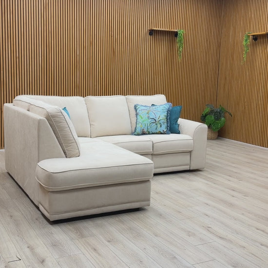 Video demonstration showing the smooth operation of the manual recliner and the overall comfort of the ‘Orka’ corner sofa.