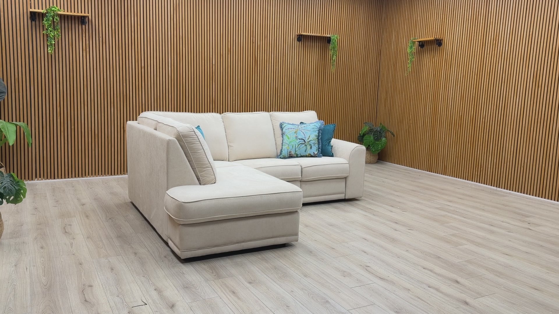 Video demonstration showing the smooth operation of the manual recliner and the overall comfort of the ‘Orka’ corner sofa.