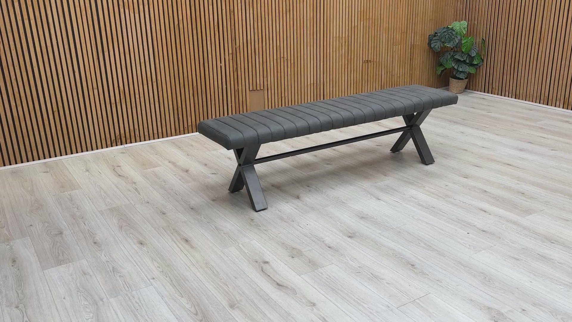Video demonstration of the 'Moon' 180cm dining bench, showcasing its comfort and structural design.