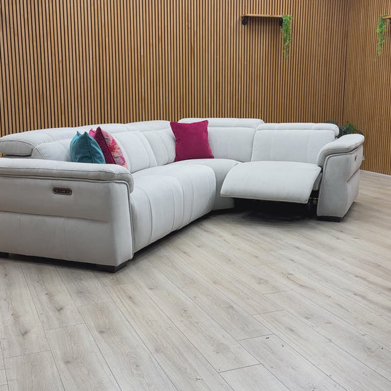 Video demonstration of the dual independent power reclining seats and adjustable power headrests.