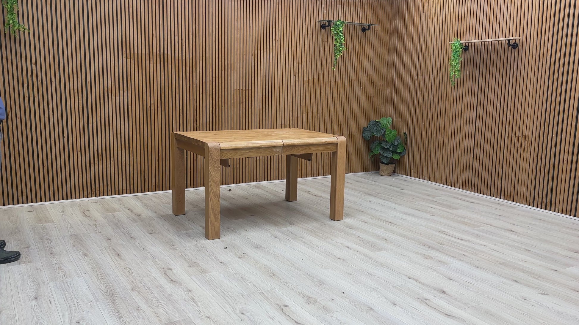 Video of smooth extension mechanism of the 'Bakerloo' Solid Oak Dining Table.