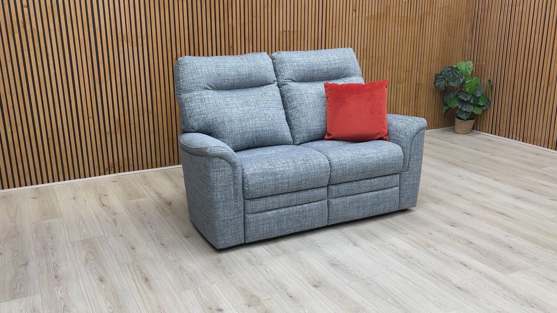 Video showcasing the Parker Knoll Hudson Sofa's quality construction and comfort features.