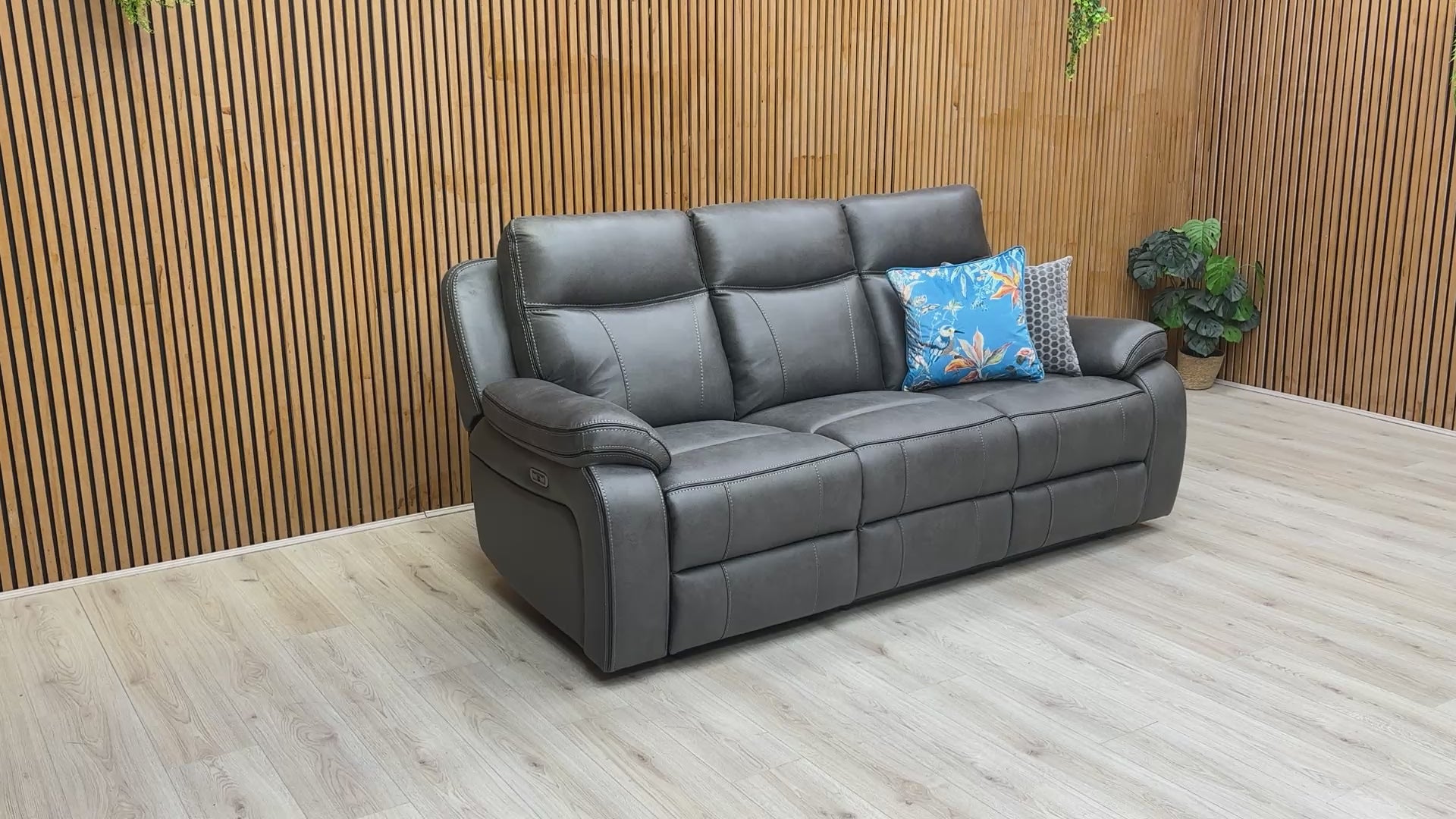 Video presentation demonstrating the Electric Power Recliner function and comfort features of the 'Vinson' sofa.
