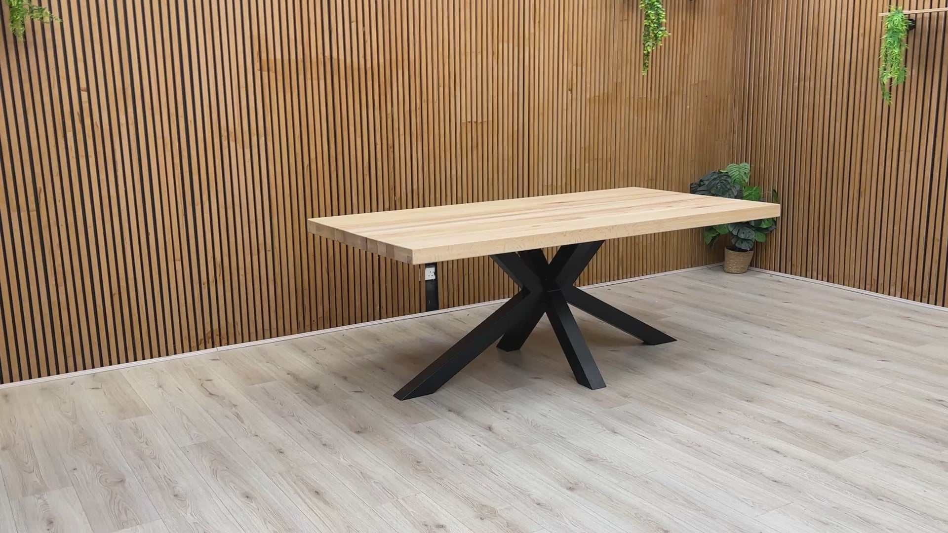 A video panning over the solid oak grain and showcasing the unique star base design.