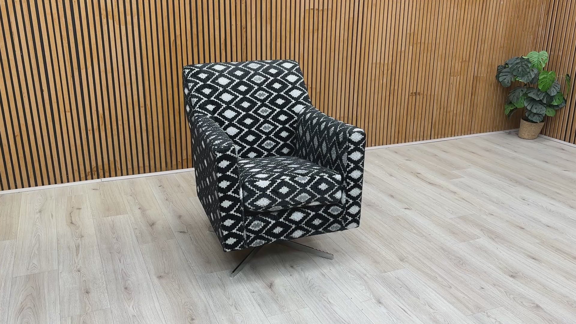 Video tour of the ‘Vera’ swivel chair, demonstrating its smooth 360-degree rotation and fabric texture.