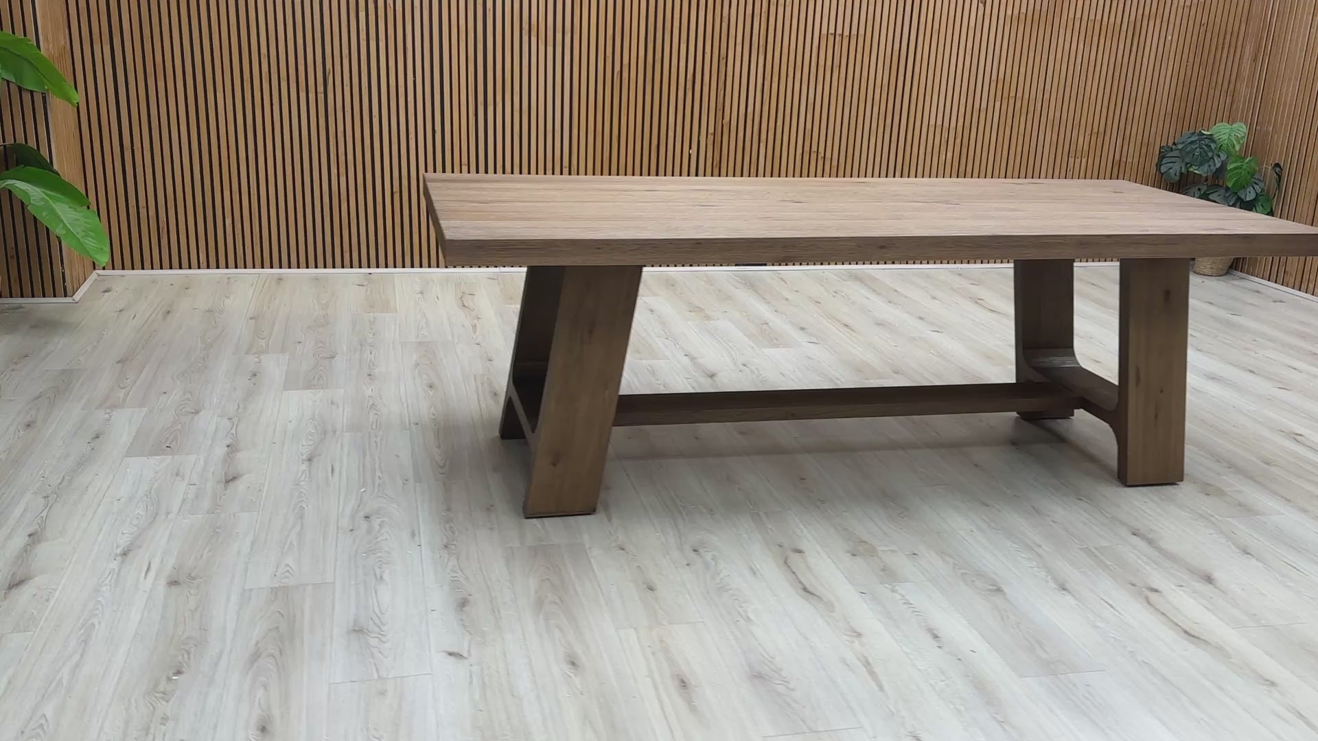Video showing detail of the heavy-duty solid oak table legs.