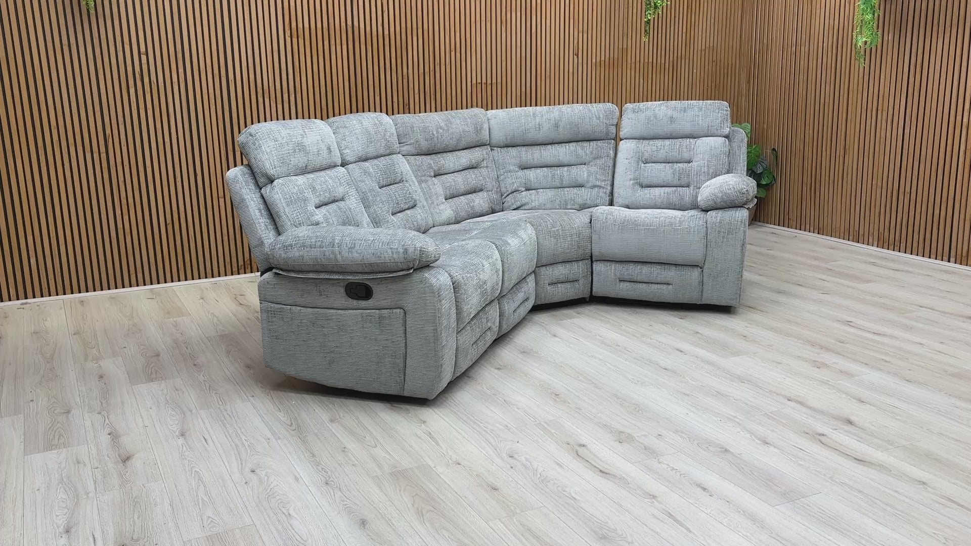 Video demonstrating the manual reclining function of the ‘Wilbur’ modular sofa, showing the smooth footrest extension.