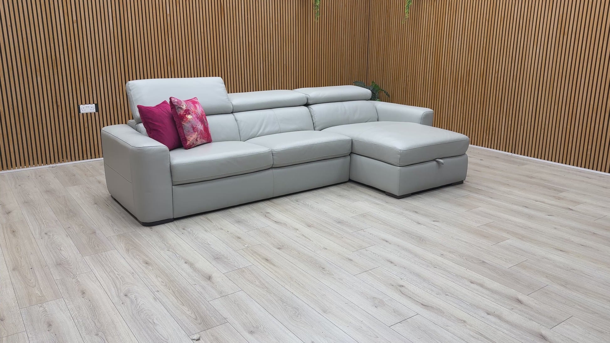 Video demonstration of the ‘Infinity’ sofa features, including the storage compartment and leather quality.