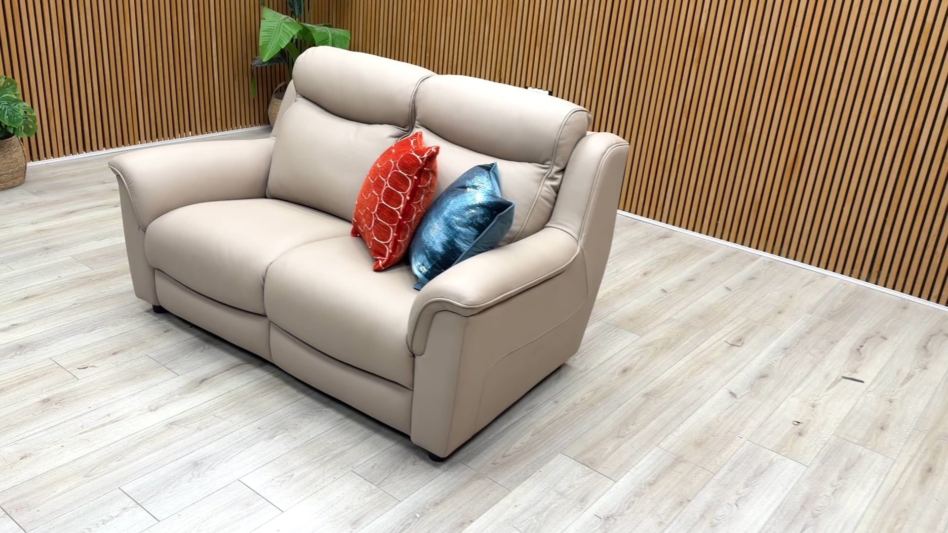 Product video tour showcasing the Parker Knoll 'Manhattan' sofa, detailing the soft leather texture, expert stitching, and supportive cushioning.