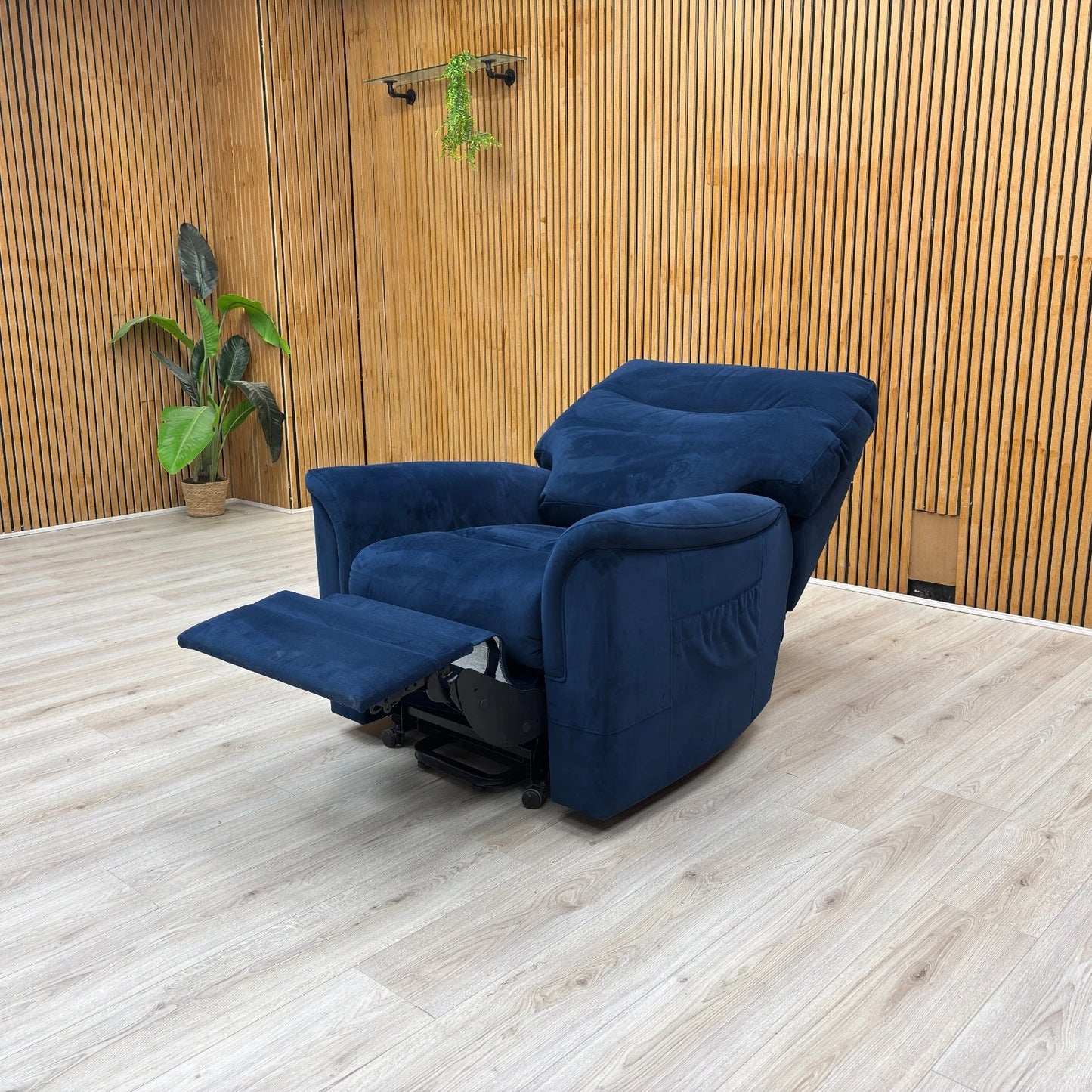 Angle shot of the 'Hudson 23' lift chair, emphasizing its wide seat for comfort.